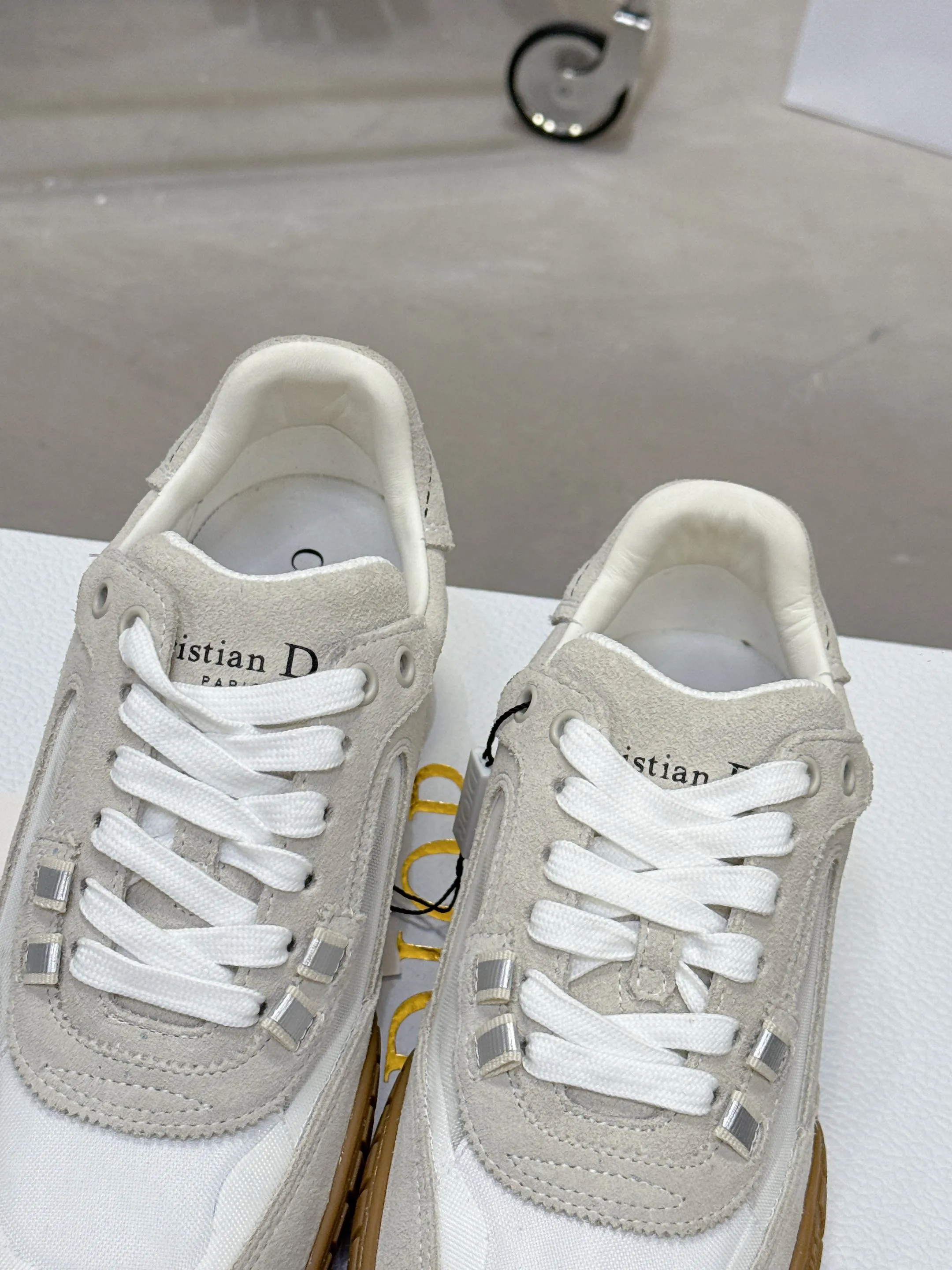 Factory price 640💰 Top version! ! ! Dior Tech sneakers Dior Tech is newly launched, with exquisite color matching and autumn and winter atmosphere. This Dior Tech sneaker is a new product in the 2026 early spring ready-to-wear series. It is equipped with fashionable details and highlights the retro aesthetics. Made of calfskin and suede calfskin upper with transparent mesh side panels and ChristianDior Paris signature on the heel and tongue. A textured, tonal Dior signature sole adds couture style. Upper material: Textile, cowhide split leather, cowhide leather with Christian Dior Paris logo on the heel and tongue Textured Dior logo rubber sole embellished with Christian Dior's lucky star symbol! Size 35-46 (40 for women, 41 for men, 38.45.46, custom made and non-refundable)